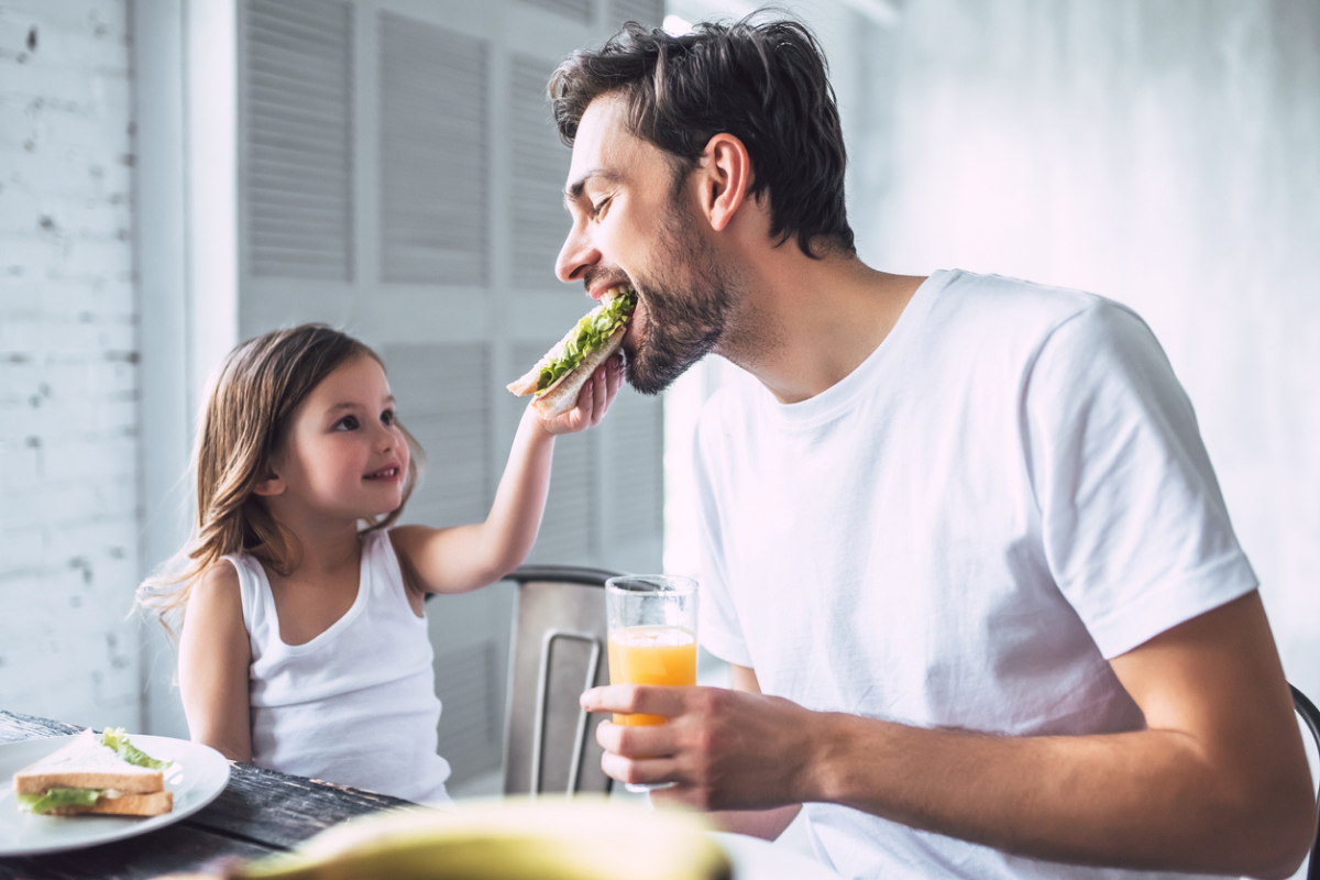 Cómo limpiar un tostador y una sandwichera