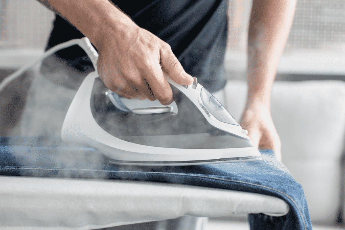 Cómo limpiar la plancha para que no manche la ropa