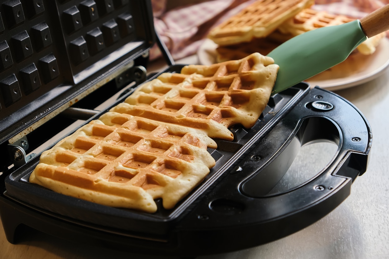 Gofrera y Sandwichera 2 en 1 con Recetas Wafflicher InnovaGoods - Gardeneas