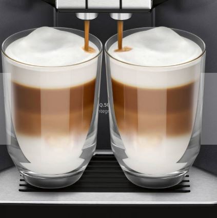 dos tazas de cafe en una cafetera superautomatica siemens