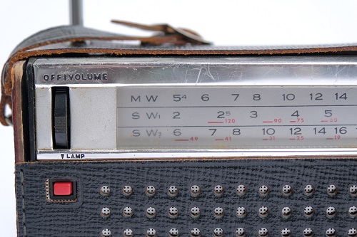 radio grundig FM negra